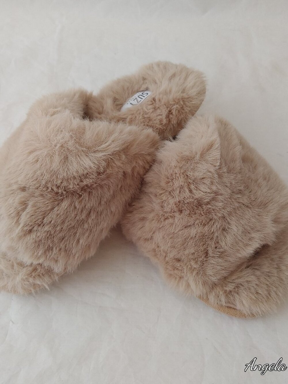 SUZY Brand New Beige Plush Faux Fur House Slippers S/M